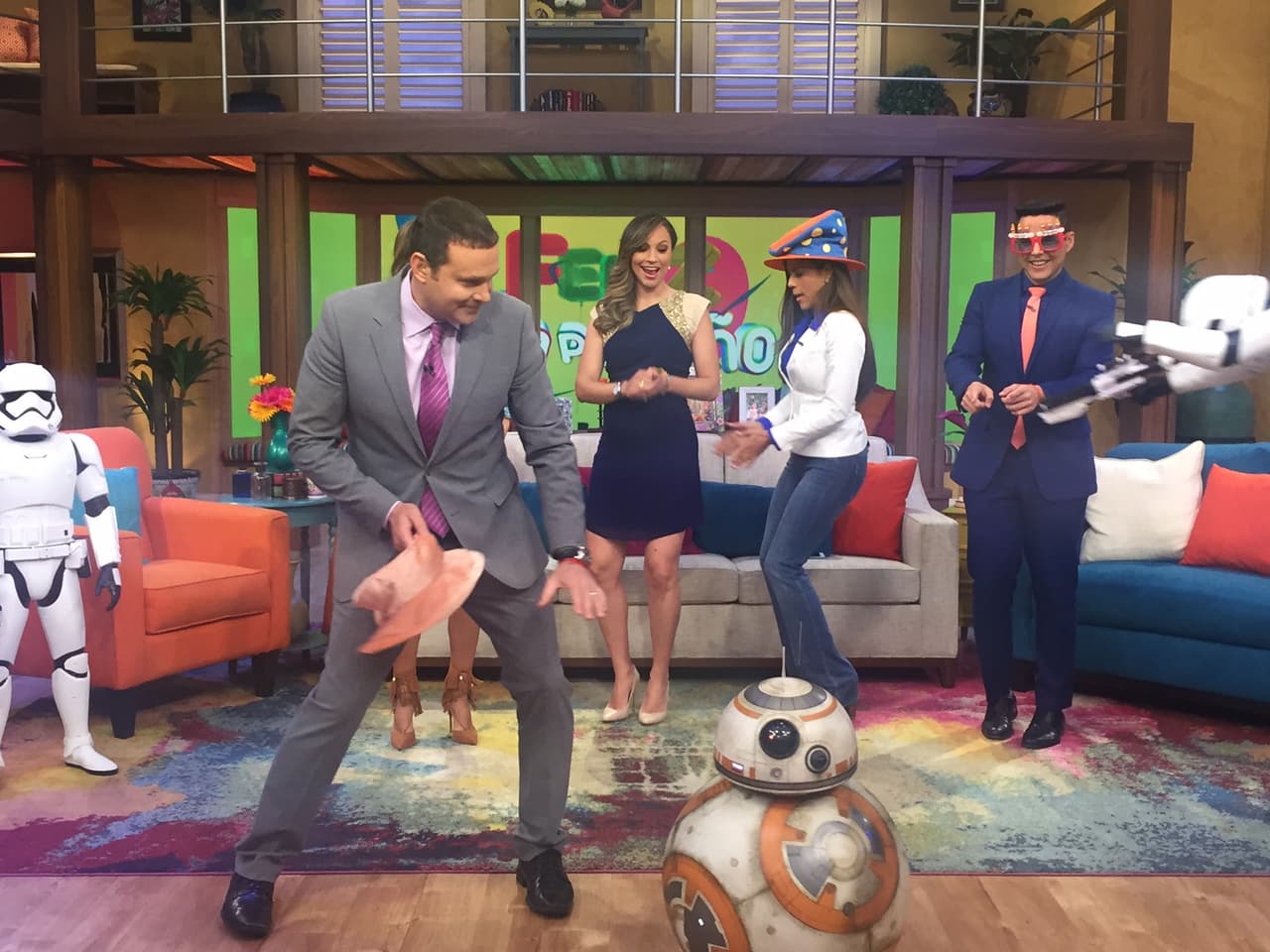 No podían faltar las mañanitas y el baile de la cumpleañera.