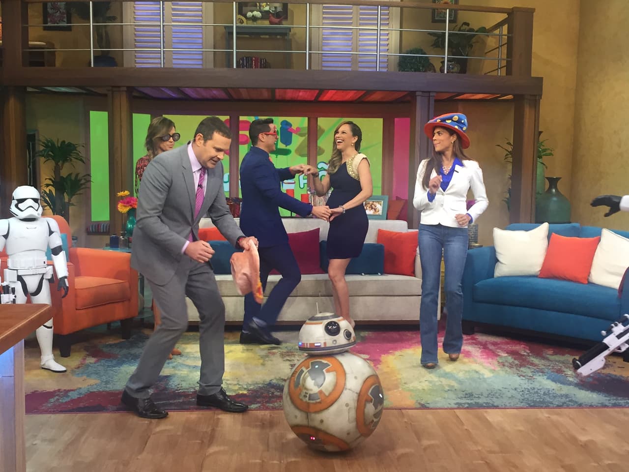 Alejandro Chabán bailó con la festejada, que estaba muy divertida en su gran día.