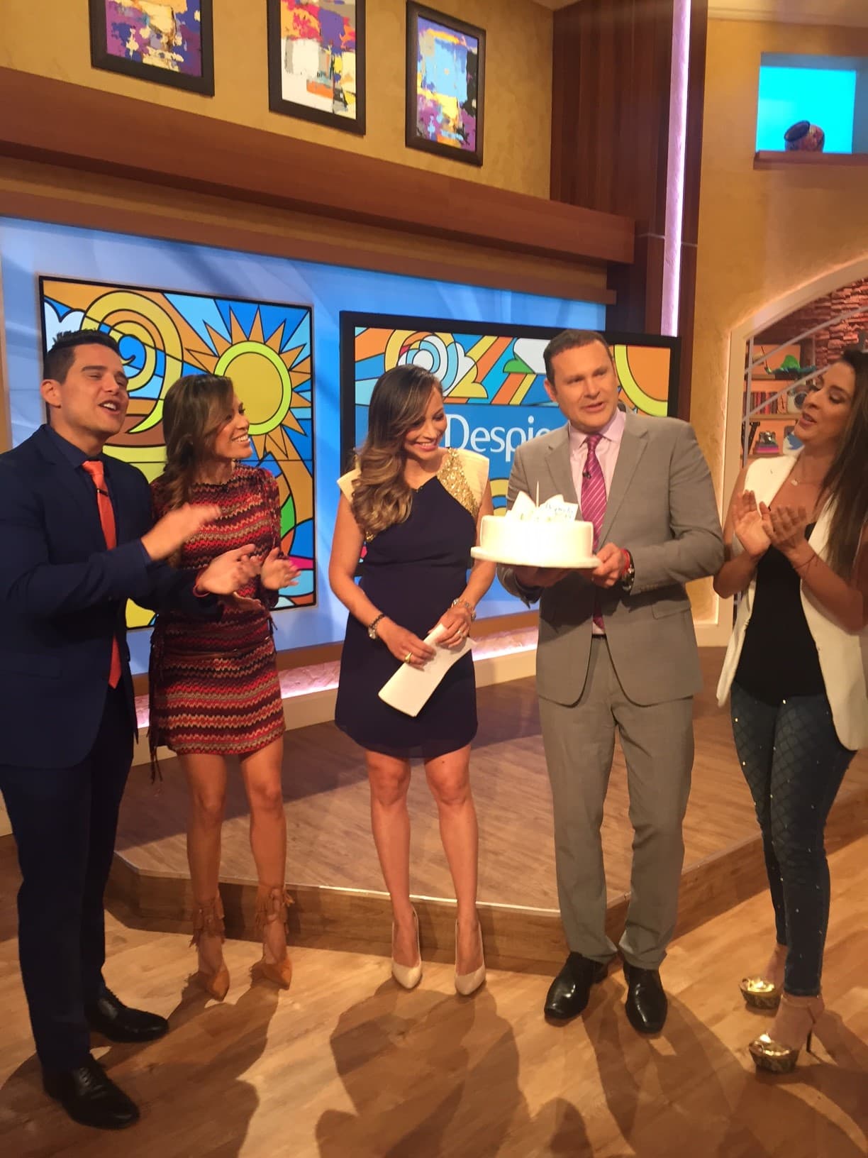 El rosado del pastel fue dedicado a la bebita que lleva Satcha en su pancita.