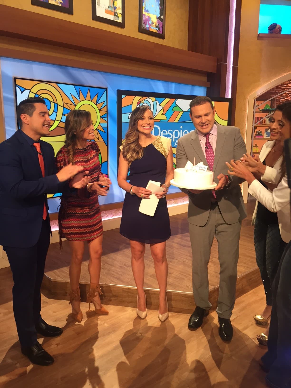 Satcha nos regaló una gran sonrisa al ver su hermoso pastel de cumpleaños.