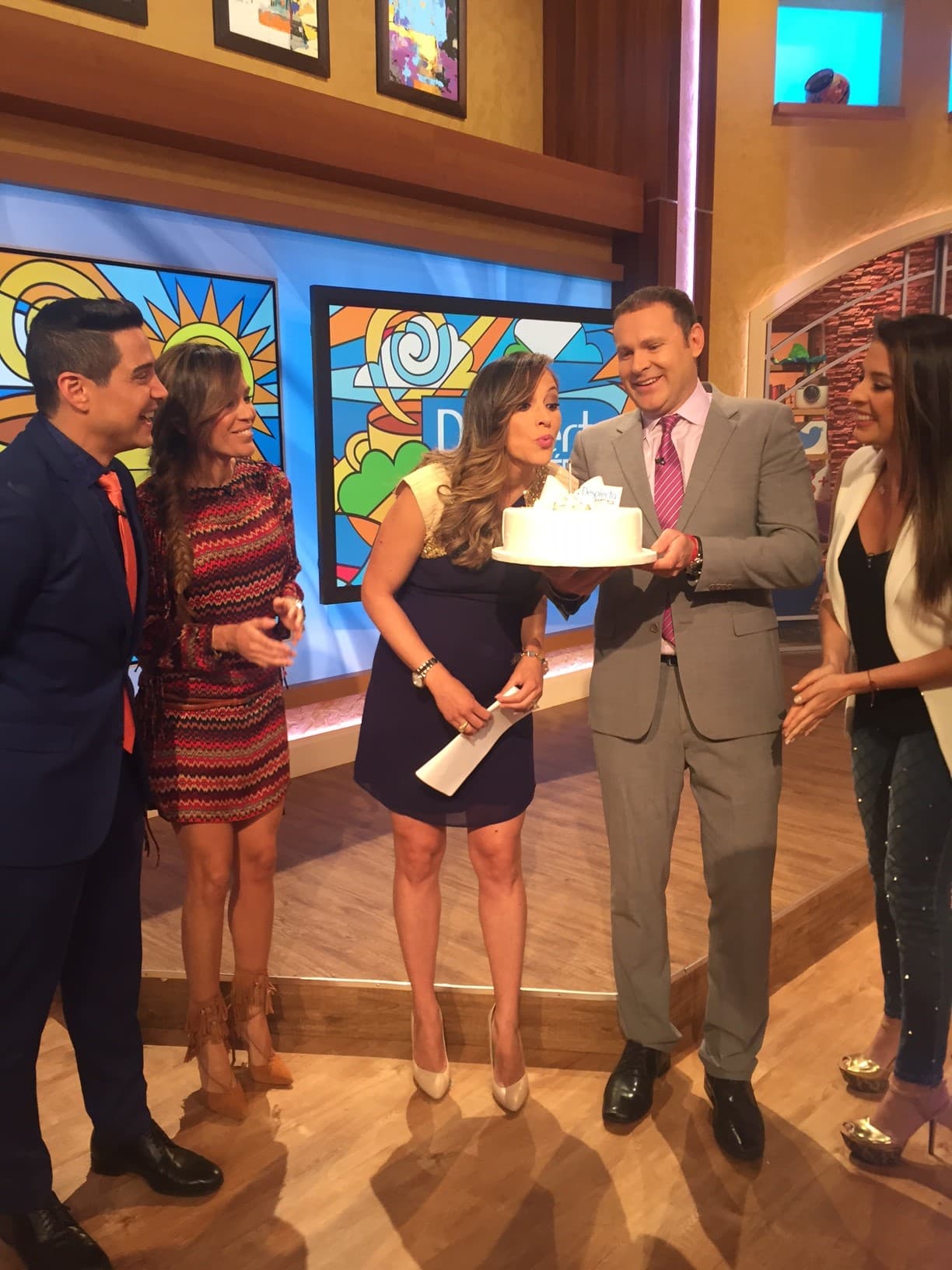 Llegó la hora de soplar la velita de su pastel. ¡Felicidades Satcha!