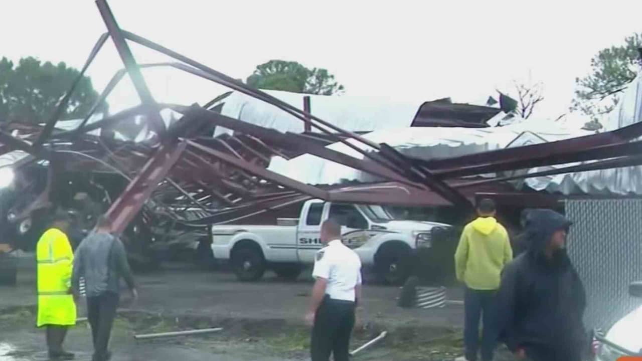 <h3 class="cms-H3-H3">Condado de St. Lucie</h3>
<br>
<br>El condado de Saint Lucie 
<b><a href="https://www.univision.com/local/orlando-wven/tornados-muertes-st-lucie-devastacion-rescate-emergencia-florida">confirmó que al menos 4 personas murieron tras una serie de tornados</a> </b>que impactaron la región. 
<br>
<br>Los daños se concentran en una comunidad de jubilados, con 
<b>más de 100 casas destruidas</b>. 
<br>
<br>Hasta la mañana del jueves, l
<b>os equipos de rescate trabajan en la zona</b> mientras las autoridades evalúan la magnitud del desastre.
<br>
<br>
<br>En el condado, más de 52,000 residentes están sin electricidad.