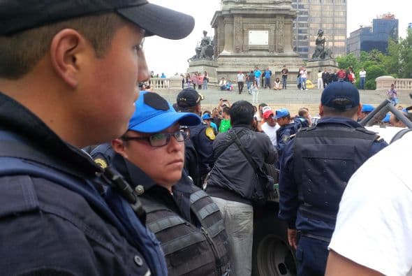 Algunos uniformados no portaban casco ni escudo de protección.