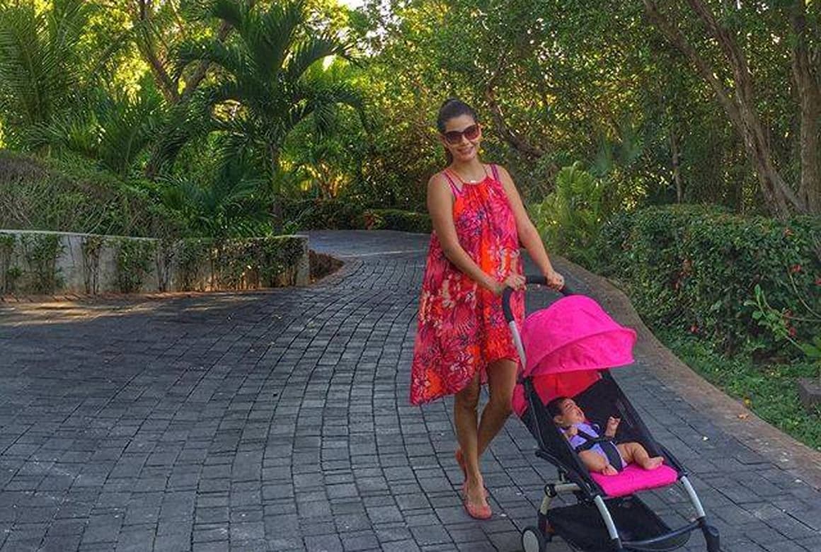 Giulietta se siente muy cómoda paseando con mamá en la Riviera Maya.
