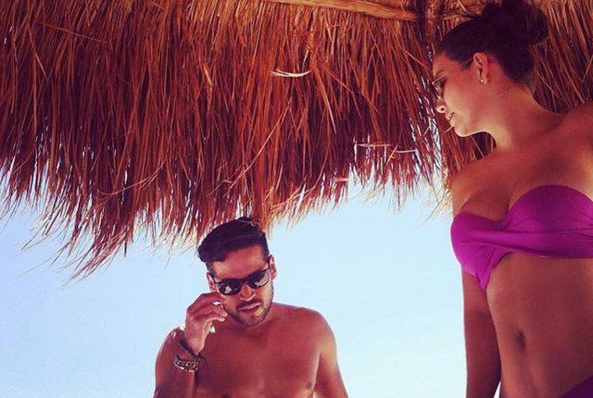 ¡Qué tal! Anita y Luis están listos para tomar el sol.