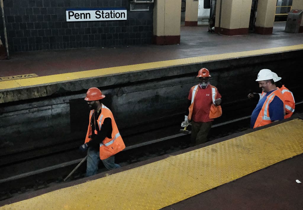 De acuerdo con datos de la administración de Cuomo, cada día laboral más de 600,000 personas viajan a través de
<b>Penn Station</b>, la estación que maneja
<b>Amtrak</b> y que recibe fondos del gobierno federal. Las reparaciones que encamina Amtrak se producirán luego de
<b>dos descarrilamientos</b> recientes en dicha estación: el del pasado 24 de marzo que dejó dos heridos y el del 3 de abril que trajo a cuestas cancelaciones de servicio y retrasos en el viaje de decenas de pasajeros.