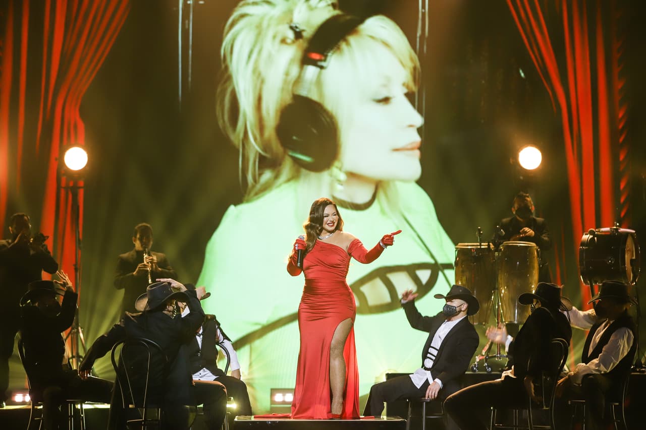 En el escenario de Ellas y su Música, la hija de Jenni Rivera cantó 'Jolene' junto a Dolly Parton, quien hizo de este tema un éxito en la década de los 70.