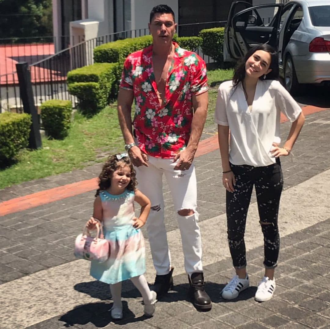 Con frecuencia, Aspe se deja ver acompañado de sus dos hijas.