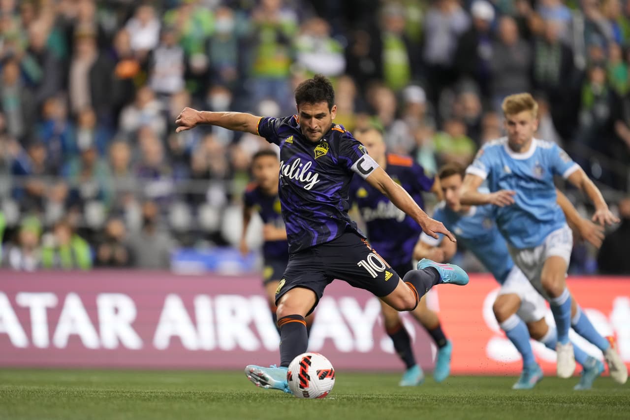Al 65’, Ruidíaz fue derribado en el área. La jugada se revisó en el VAR y se concedió la pena máxima. Nicolás Lodeiro no tuvo piedad y anotó para el 3-1 definitivo que le da a Seattle una buena ventaja para la vuelta en New Jersey.
