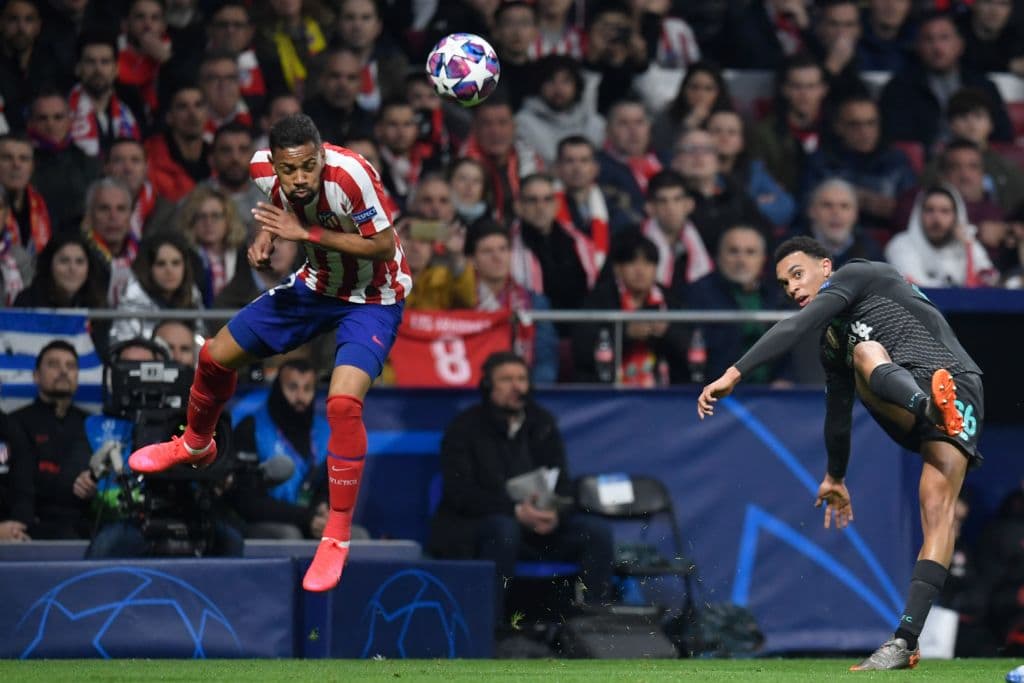 Thomas Lemar bloquea el centro de Trent-Alexander Arnold que desborda por la banda y genera peligro.