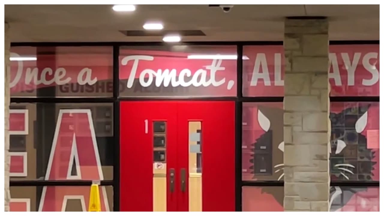 Estudiantes enfrentan cargos tras presuntamente salirse de control protesta estudiantil en Aurora