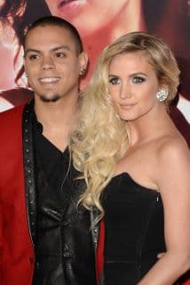 La pareja se casó en la casa de la cantante, Diane Ross.