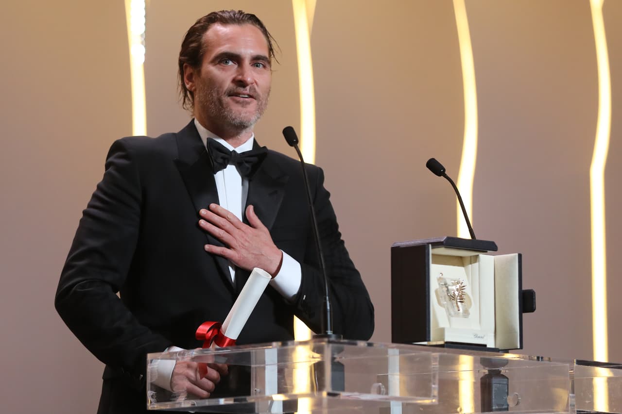 Los frenos del auto que conducía Phoenix se rompieron, el automóvil salió de la carrereta y empezó a dar vueltas.