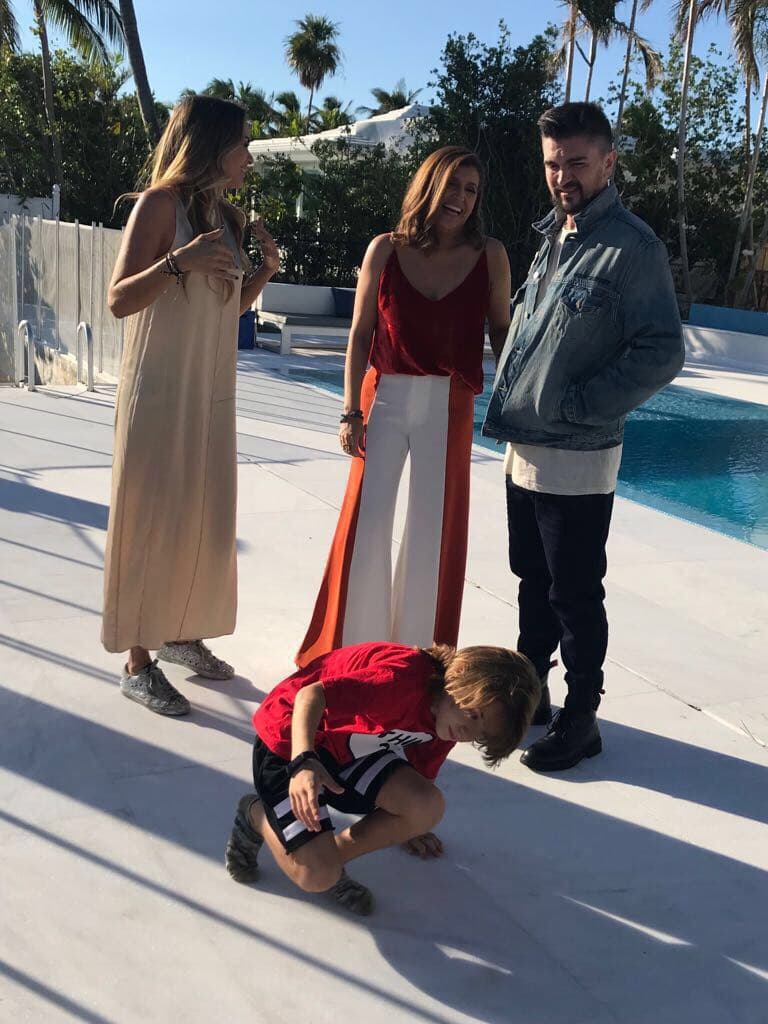 La entrevista se centró principalmente en el tema de la familia y por ahí vimos al pequeño Dante jugando.