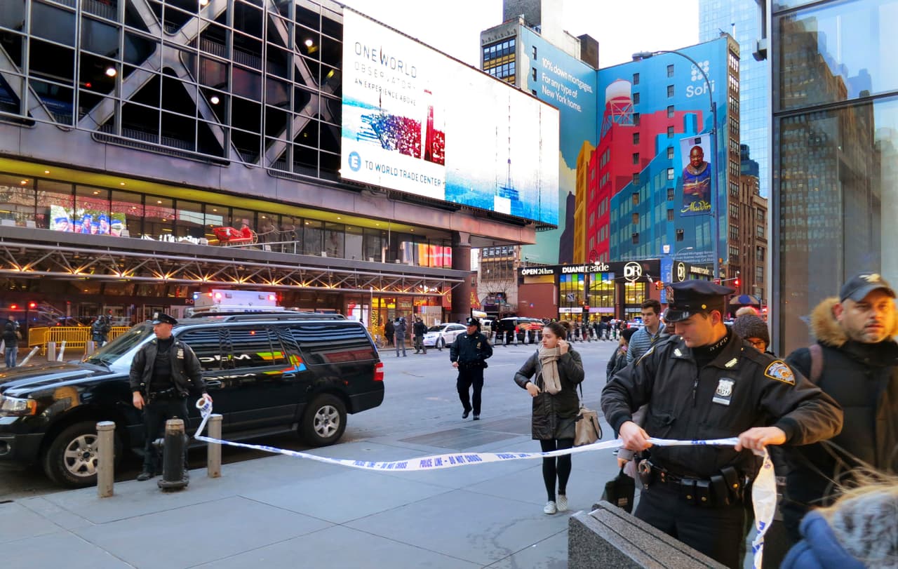 La policía aseguro la octava avenida, en frente de la estación Port Authority en centro de Manhattan.