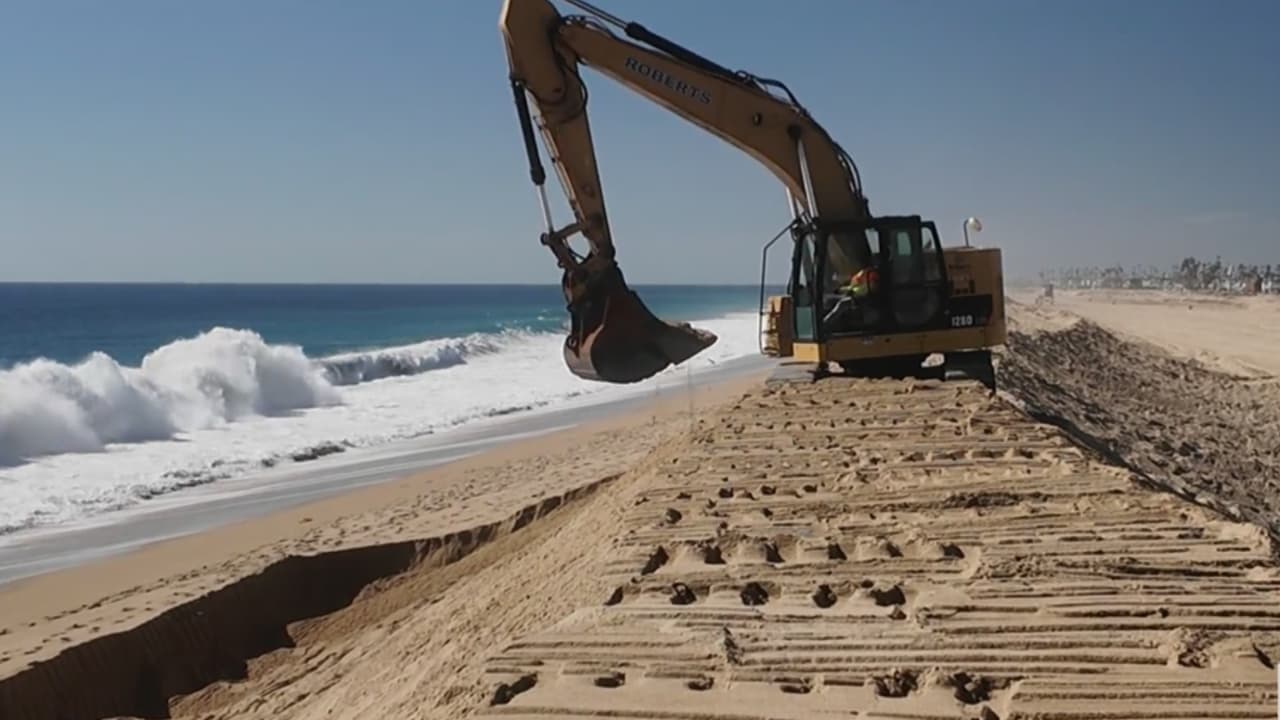 Declaran emergencia en Newport Beach por el alto oleaje y la posibilidad de inundaciones costeras