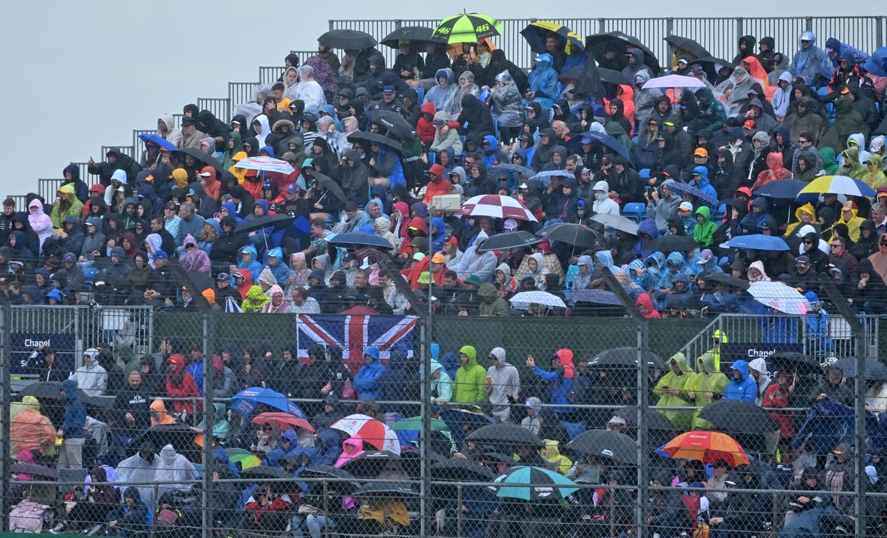 Pero el agua que cae del cielo no fue suficiente para detener la emoción de los aficionados.