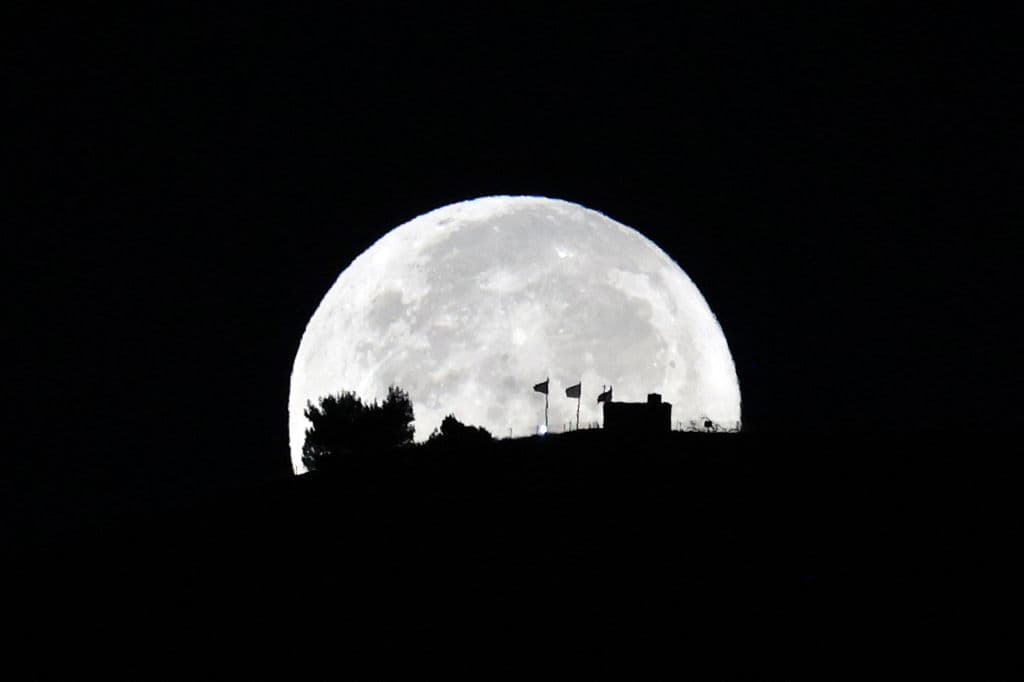 Así lograron captar esta superluna azul en Nablus, Palestina.