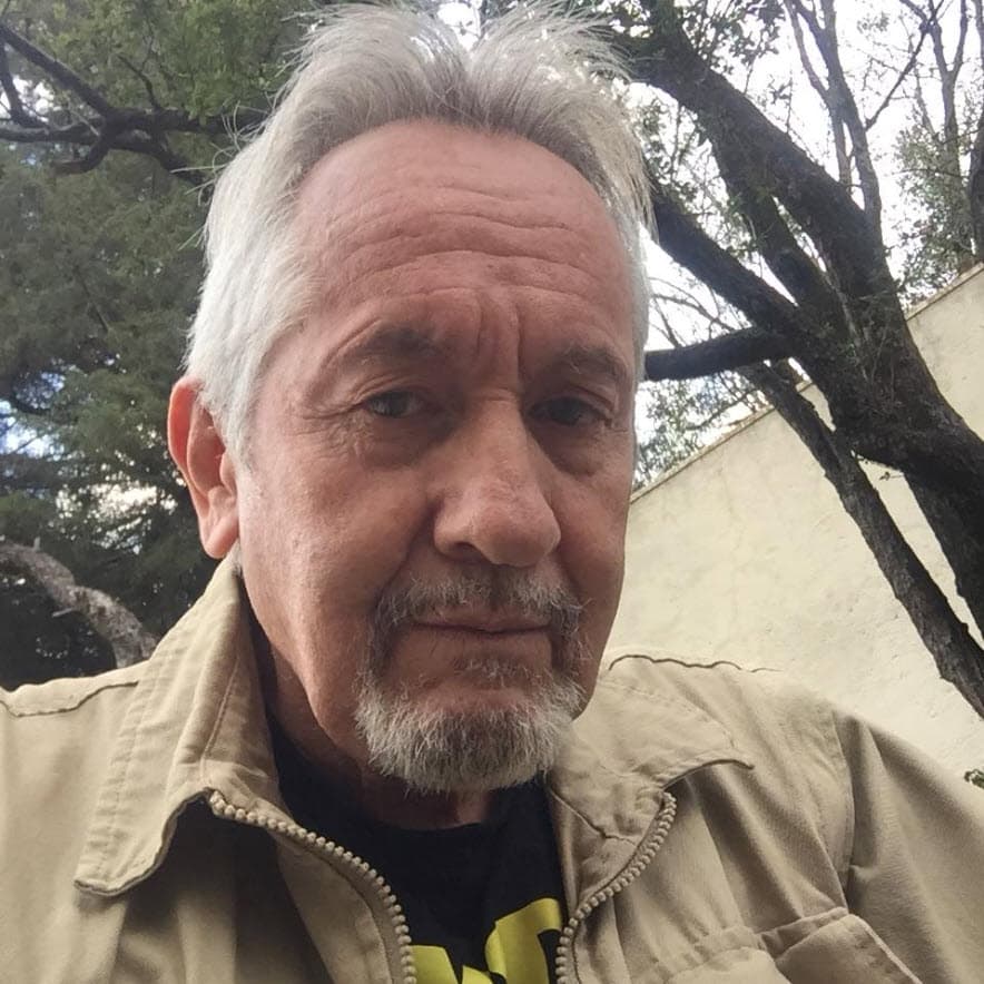 José Ángel explicó que su edad siempre fue un riesgo para que el embarazo se lograra: "
<b>Debido a mi edad siempre existió un riesgo</b> de que algo saliera mal. Tristemente un día Bella presentó una hemorragia y tuvo que ser atendida en el hospital de inmediato, eso fue lo que ocasionó la pérdida de nuestro hijo".