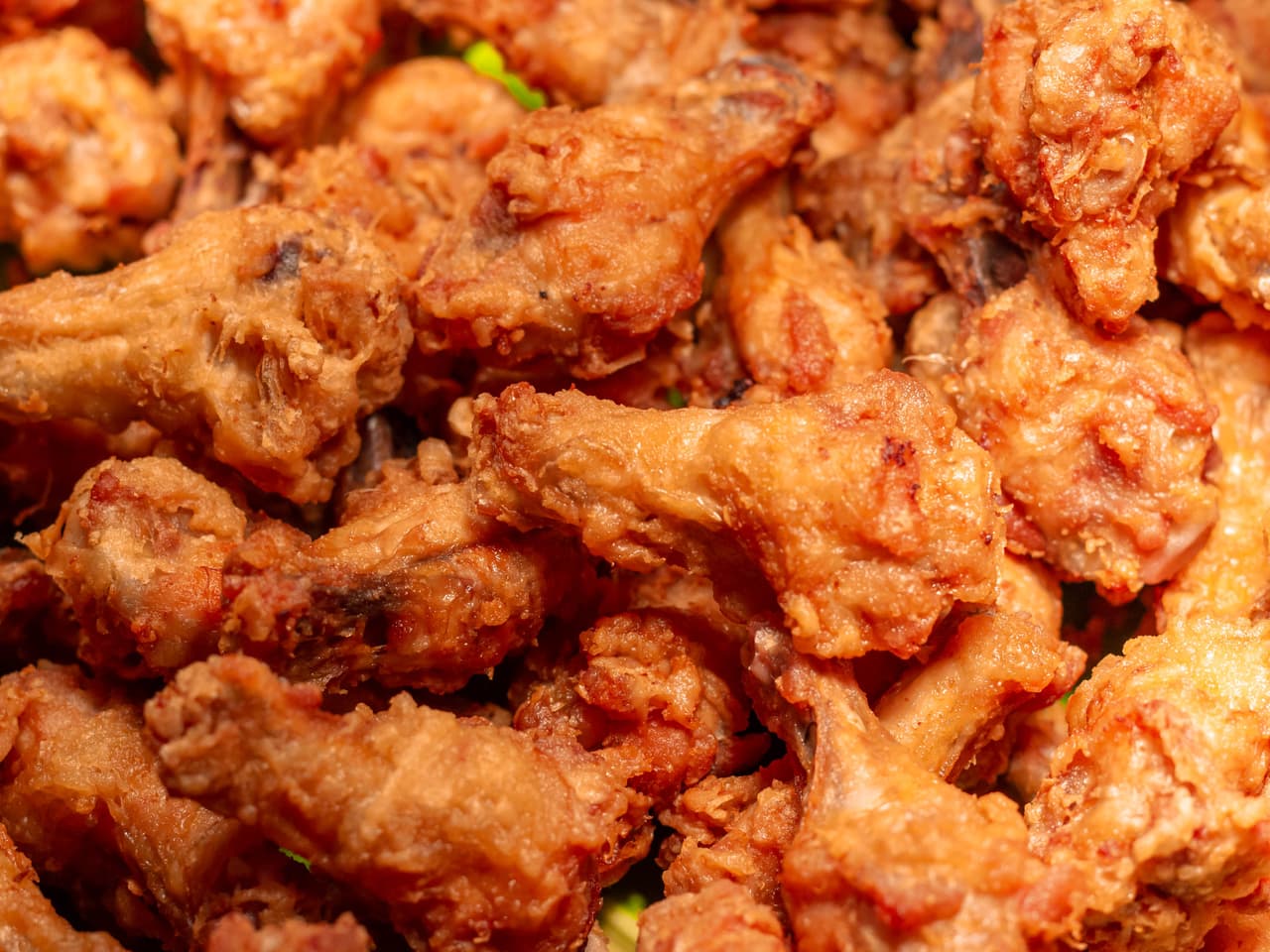 <b>Puesto 9. Pollo. </b>
<br>
<br>El pollo es un elemento esencial en la dieta de los seres humanos y su producción masiva envía unos 5.1 kilogramos de gases de efecto invernadero a la atmósfera por cada kilogramo de carne, similar a lo que produce la cría de pavos. A pesar de la gigantesca cantidad de aves que se consumen en el mundo, al no producir gas metano son menos contaminantes que los animales rumiantes.
<br>