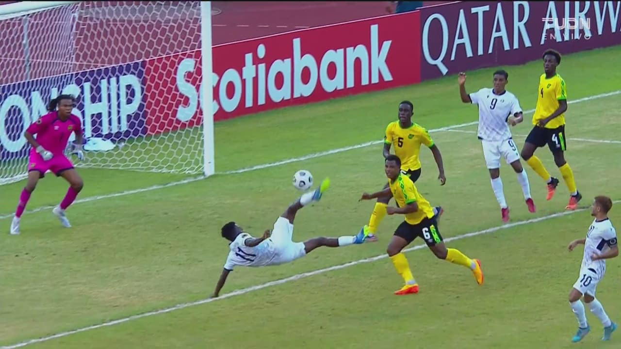 ¡La intentó de lujo! Diefri Sandy se tiró la chilena, pero hizo contacto