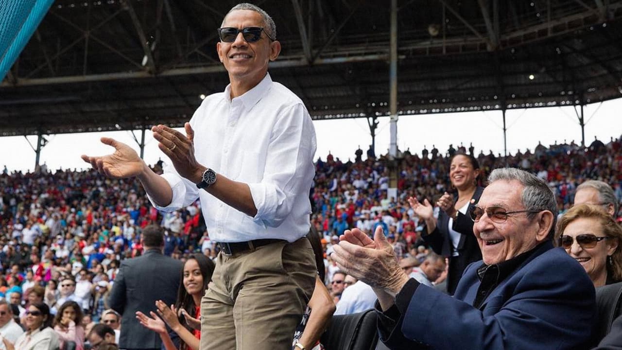 <b>Cuba y los Castro. </b>“Aplaudiendo una carrera anotada por los Rays de Tampa Bay contra la selección cubana el pasado mes de marzo en La Habana. Hey @bmangin, lanzadores y receptores se reportan al entrenamiento de primavera en dos semanas”.