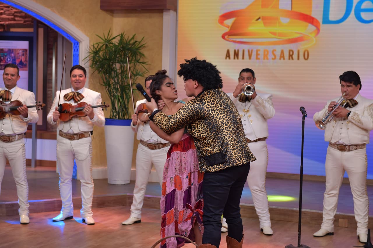 Un besito para sellar este romance y despedir a los invitados de la casa.