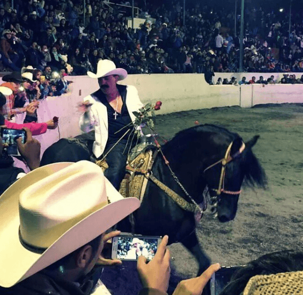 'El Chapo de Sinaloa' ha montado un colorido espectáculo donde está acompañado de su banda, y ahora ya con mariachi.