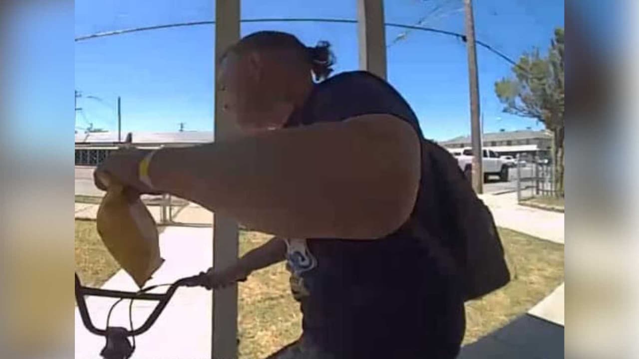 El paquete robado era un regalo de cumpleaños enviado a la víctima en el día de su cumpleaños por un pariente que vive fuera del estado. La comunidad está siendo solicitada para ayudar a identificar al sospechoso.