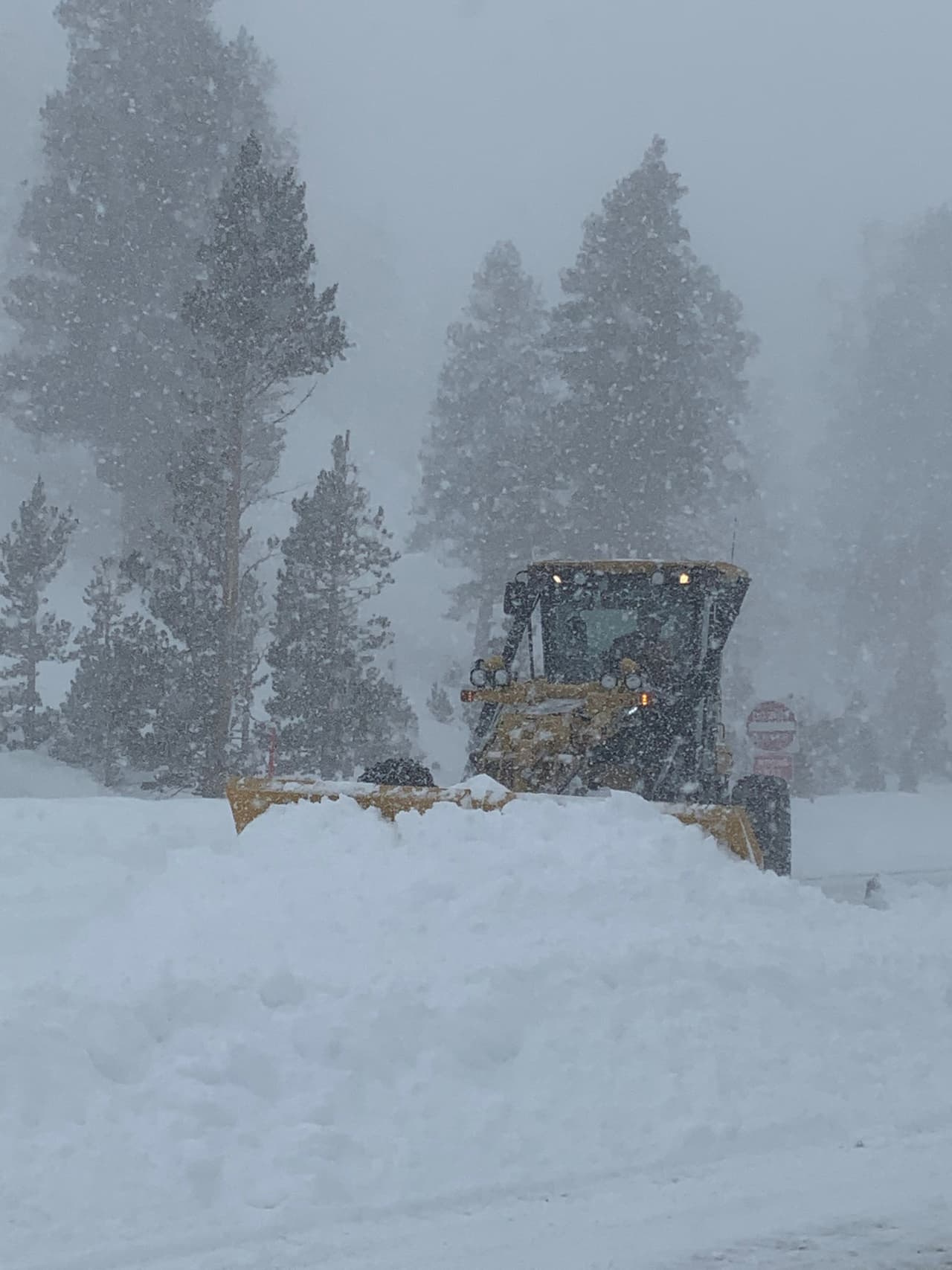 La carretera US-395 en Mammoth durante los últimos dos días ha recibido grandes cantidades de nieve, por lo que las autoridades han pedido revisar los 
<a href="http://quickmap.dot.ca.gov/" target="_blank">mapas de cierres de vías</a> antes de emprender viajes.