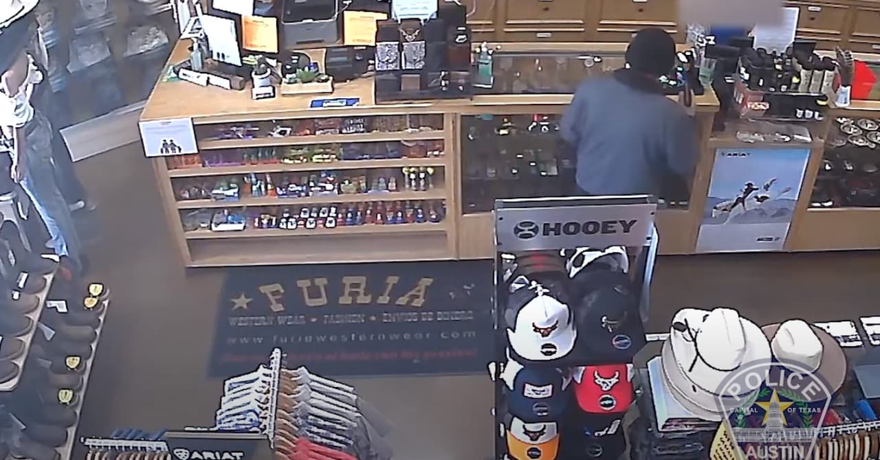 Con un arma de fuego en la mano, le exigió a la empleada de la tienda el dinero dentro de la caja registradora.