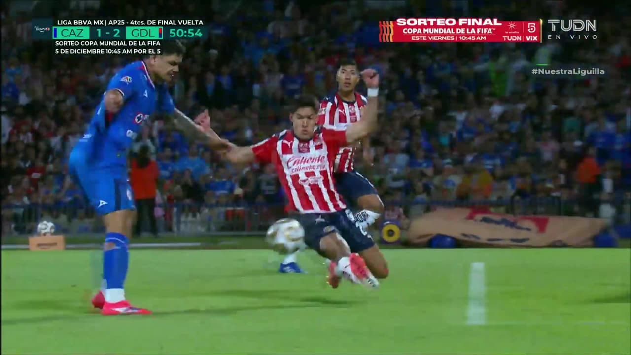 ¡Barrida salvadora! José Castillo evita golazo del Toro Fernández