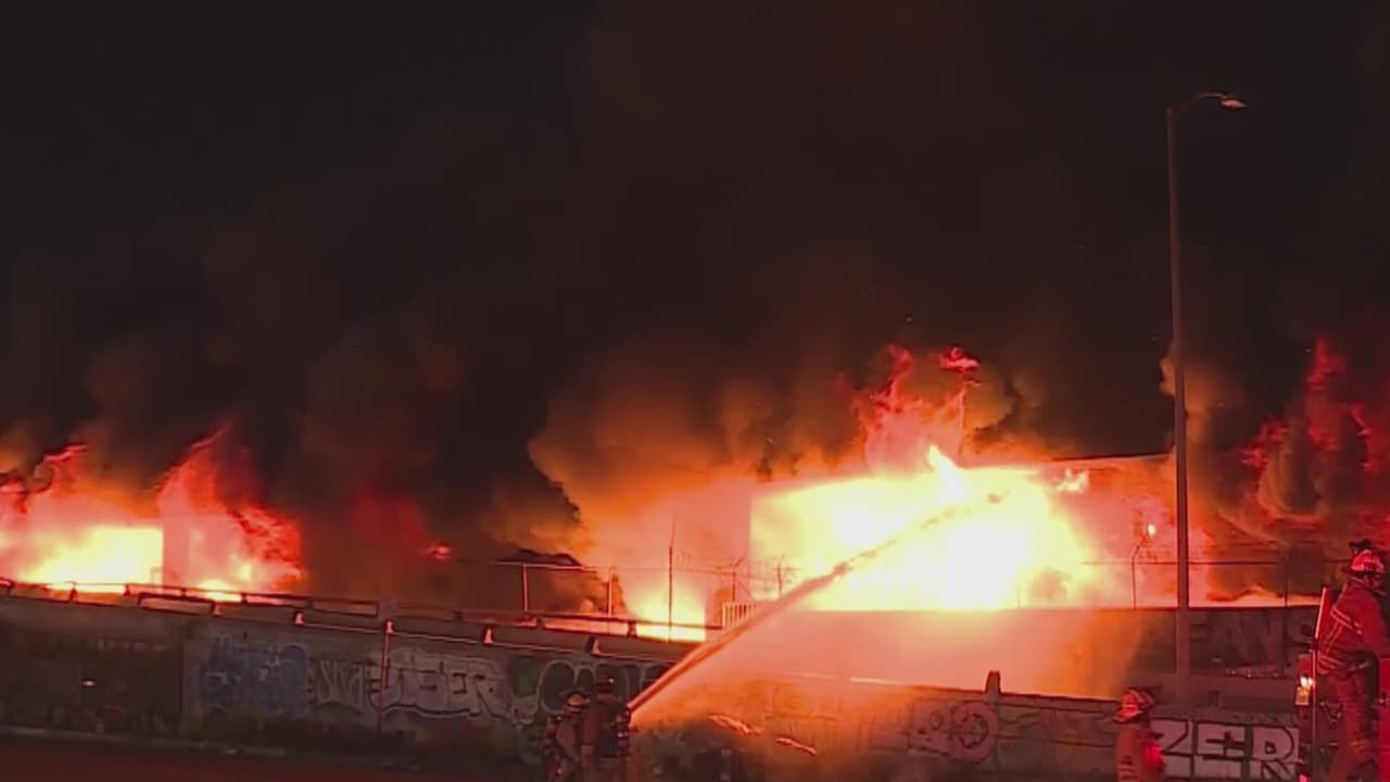 A las 12:22 a.m. del sábado 11 de noviembre se desató un incendio en la cuadra 1700, de la calle 14th Este, en Los Ángeles. Las llamas consumieron 
<b>vehículos, <a href="https://www.univision.com/local/los-angeles-kmex/incendio-en-la-autopista-10-saca-a-relucir-presunto-robo-a-inquilinos-que-tenian-alli-sus-negocios-video" target="_blank">negocios y mercancía</a></b> que había en dos lotes de almacenamiento en la zona industrial, bajo la autopista 10.