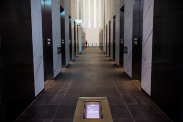 Con 104 pisos y 542 metros de altura, el edificio número uno del World Trade Center domina el perfil del Bajo Manhattan y ha ocupado el vacío dejado por las Torres Gemelas, destruidas en los atentados del 11 de septiembre de 2001.