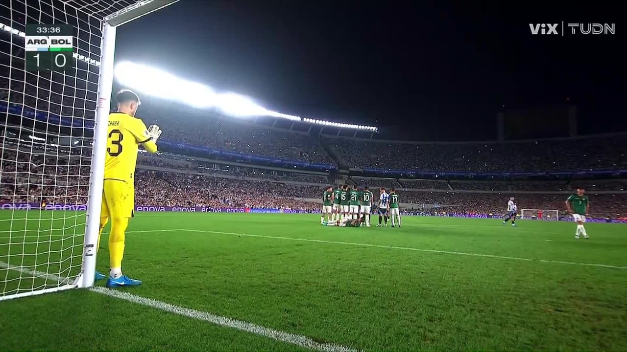 ¡Brutal tiro Libre de Messi! Solo un milagro pudo sacar ese disparo