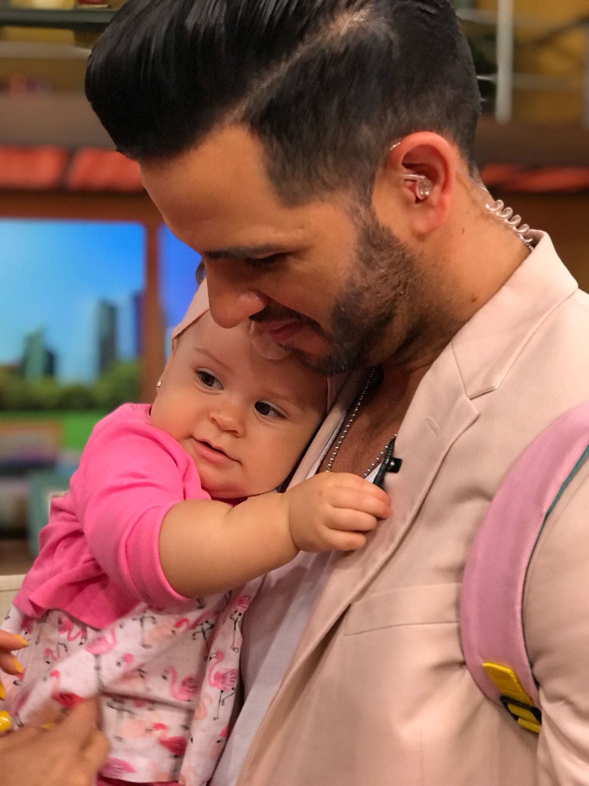 Aunque en un principio no quería alejarse de él, muy pronto sus tíos la convencieron para dar un paseo.