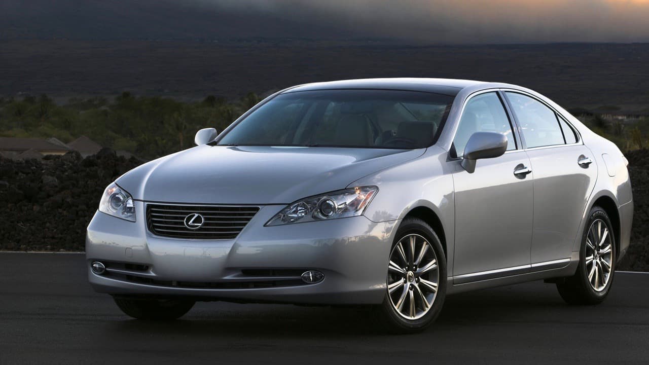 <h3 class="cms-h3-H3"><b>Acelaración espontánea - segunda parte.</b></h3>
<br>
<br>En 2014 Toyota sufrió de un episodio muy parecido al de Audi. Sin embargo a diferencia que en el caso del fabricante aleman, la causa del la aceleráción espontanea inintencional en vehículos como el Toyota Camry, el Lexus ES 350 entre otros populares modelos, no era un error del conductor sino un defecto en el diseño del pedal acelerador. Toyota primero trató de atribuir el defecto a errores de los conductores, para luego decir que se trataba de una falla en la instlación de la alfombra bajo los pedales de los vehículos. Durante este tiempo sin embargo la compañía sabía que la causa era un error en el diseño del acelerador .
<br>
<br>Uno de los episodios emblámáticos de este caso fue el de la muerte de cuatro miembros de una familia en california en 2009 grabada en su totalidad en una pavorosa llamada al 911, cuando su modelo Lexus comenzó a acelerar por si mismo llegando a una velocidad de 125 millas por hora.