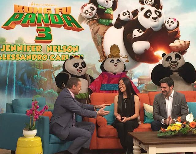 "Y con estos hermosos pandas recibimos a sus directores Jennifer Nelson y Alessandro Carloni #KungFuPanda". (13 de enero, 2015)