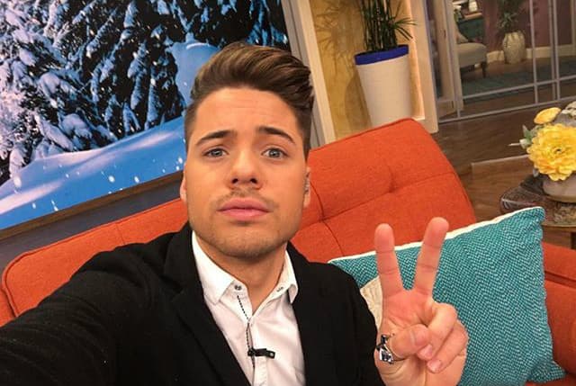 ¡Guapísimo! William Valdes nos conquista con sus miradas. (13 de enero, 2016)