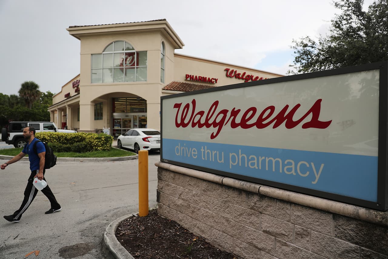 1) Ingresa a la página web de Walgreens y haz clic en el botón rojo
<a href="https://www.walgreens.com/topic/promotion/covid-vaccine-espanol.jsp" target="_blank">'Haz una cita'.</a>
