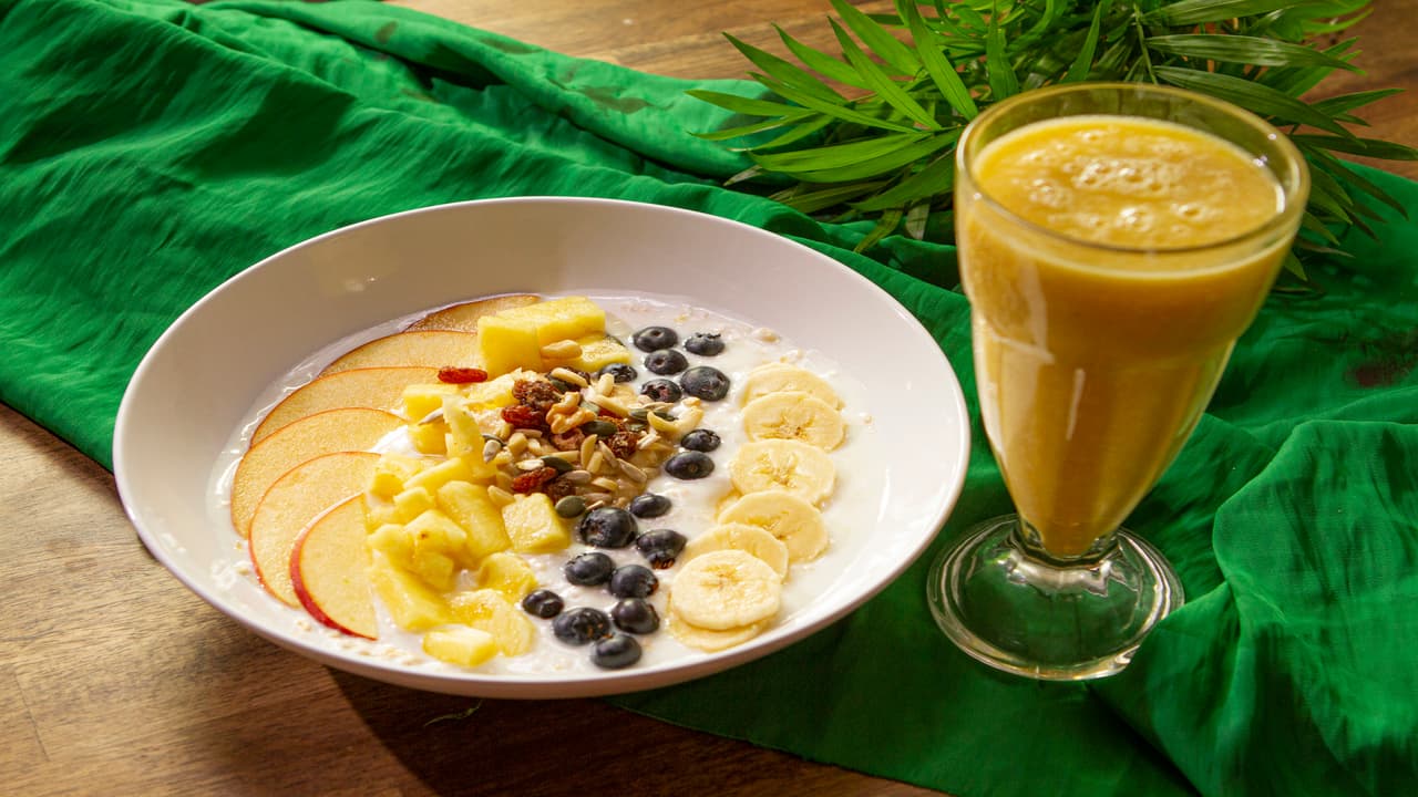 Batido de piña y bowl de fruta con avena