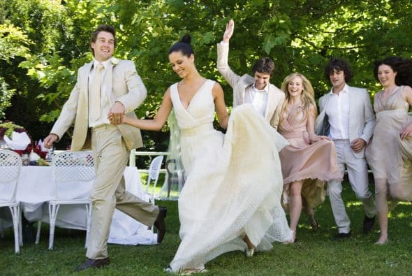 Pero si necesitas acortar la lista de invitados, es perfectamente aceptable planear una boda sin niños. Sólo deberías avisarles a los padres con tiempo, para que puedan organizarse.