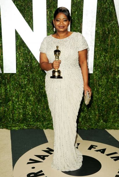 Si eres de cuerpo no muy delgado, utiliza un vestido largo en este tono como Octavia Spencer.