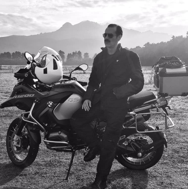 Jorge Poza es apasionado del motociclismo, por eso le gusta llevar su moto cuando va a las hermosas locaciones.