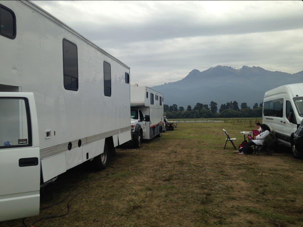Y en el horizonte lucen las imponentes montañas.