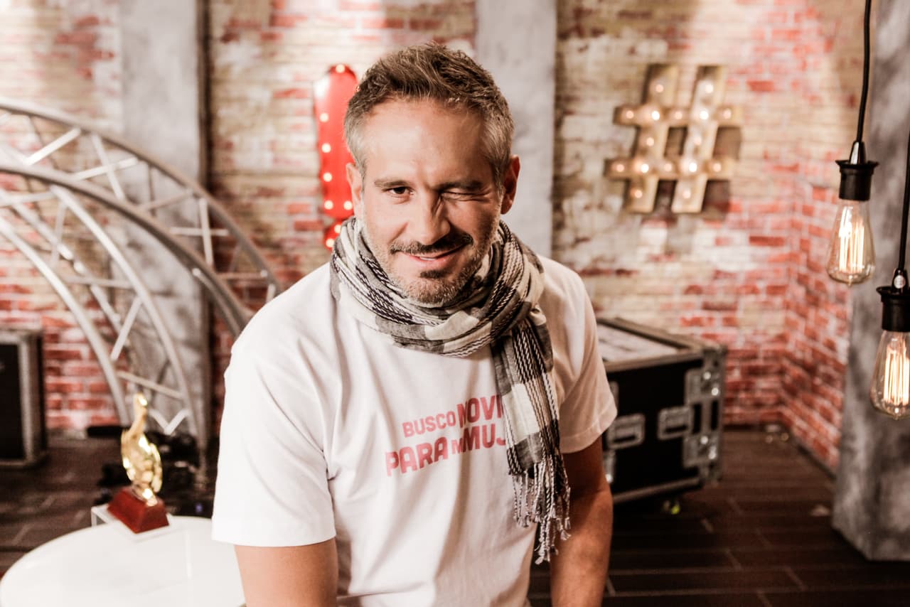 “Cuando yo estoy hecho pedazos porque Karla Álvarez me cortó, un día tocan en mi puerta y veo a Arath de la Torre y me dice: ‘no puede ser, ¡qué bajo verte así!, y por una mujer’. Me dio una cachetada y me metió a la regadera a bañar”, dijo 'El Burro', destacando el apoyo de Arath.