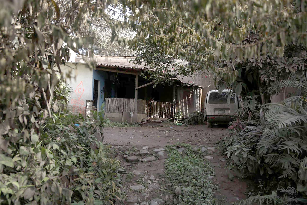 San Miguel de Los Lotes es una de las comunidades más afectadas por la erupción. Muchas de las viviendas abandonadas ya fueron revisadas por las autoridades es busca de cuerpos.