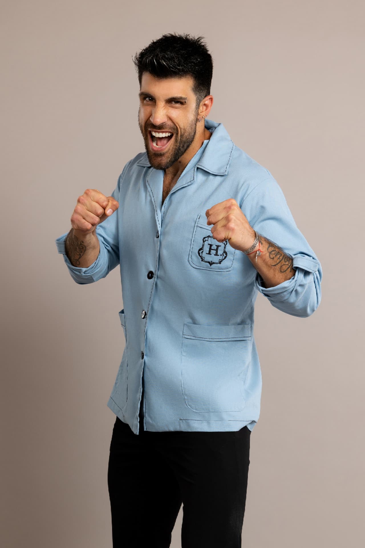 Silverio se define como resiliente, disciplinado, leal, competitivo y puntual, pero también terco, exigente con él mismo y perfeccionista. Le gusta mucho cocinar, tanto que podría haber sido chef, le gusta más servir que ser servido y le molesta la hipocresía, el desorden y las mentiras.