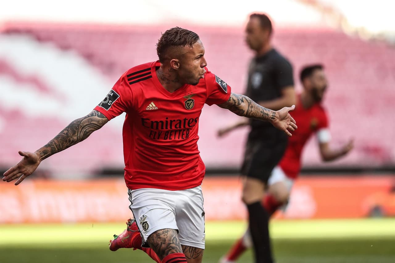 El Porto no puede ante el Benfica y se van con empate 1-1 durante la Jornada 31 de la Primeira Liga. Everton Souza Soares abrió el marcador para los locales al minuto 23, ya entrada la segunda parte del partido, fue Mateus Uribe quien igualó el marcador y logró salvar un punto para los 'Dragones Azules'.