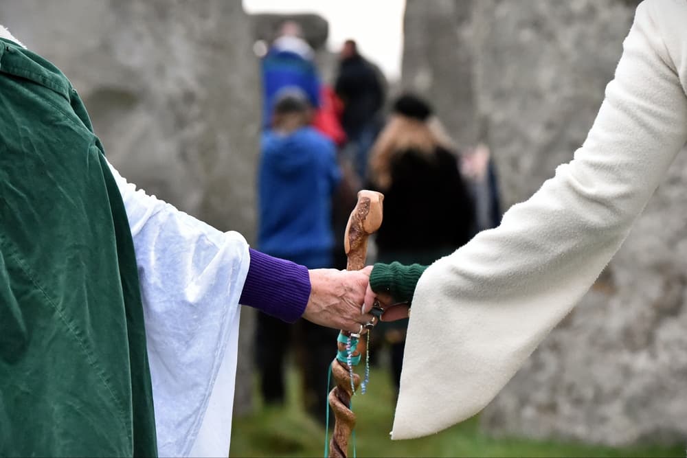 Se hacen meditaciones y si hay facilidades muchos se dan baños en el mar, un río o un manantial. Como símbolo de amor y unidad y para enviar una gran onda de amor universal los participantes terminan la ceremonia abrazándose unos a otros de forma fraternal así como a quienes sin conocer hayan sido invitados a compartir la alegría del año nuevo.